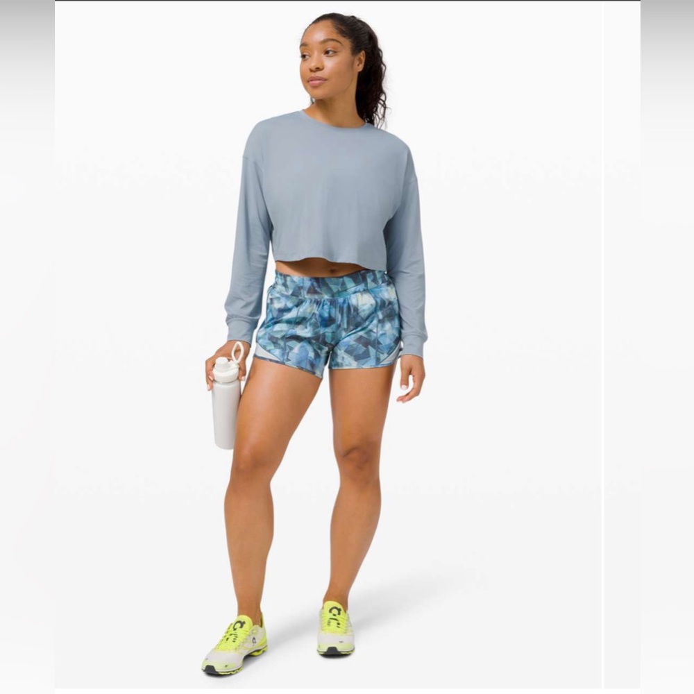 Lululemon Hotty Hot Short II Long 4" in City Shadow Alpine White Multi/Blue